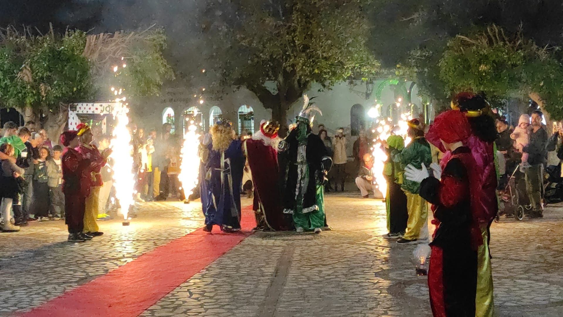 Lobres celebra una gran cabalgata de Reyes con carrozas propias.